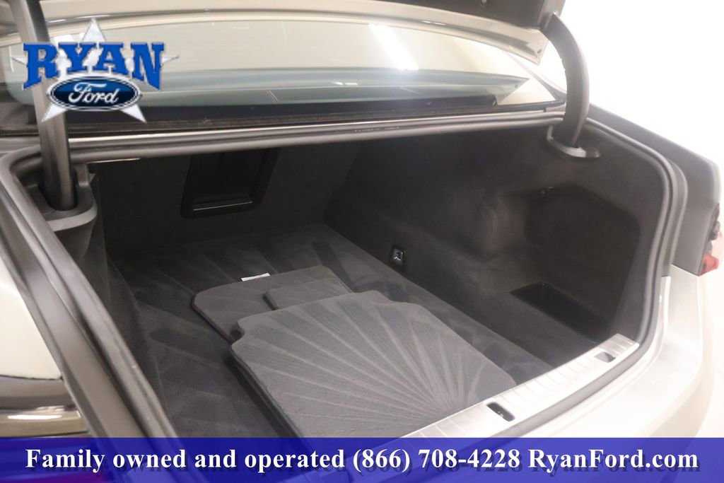Used 2022 BMW 750i xDrive w/ Executive Package image 7