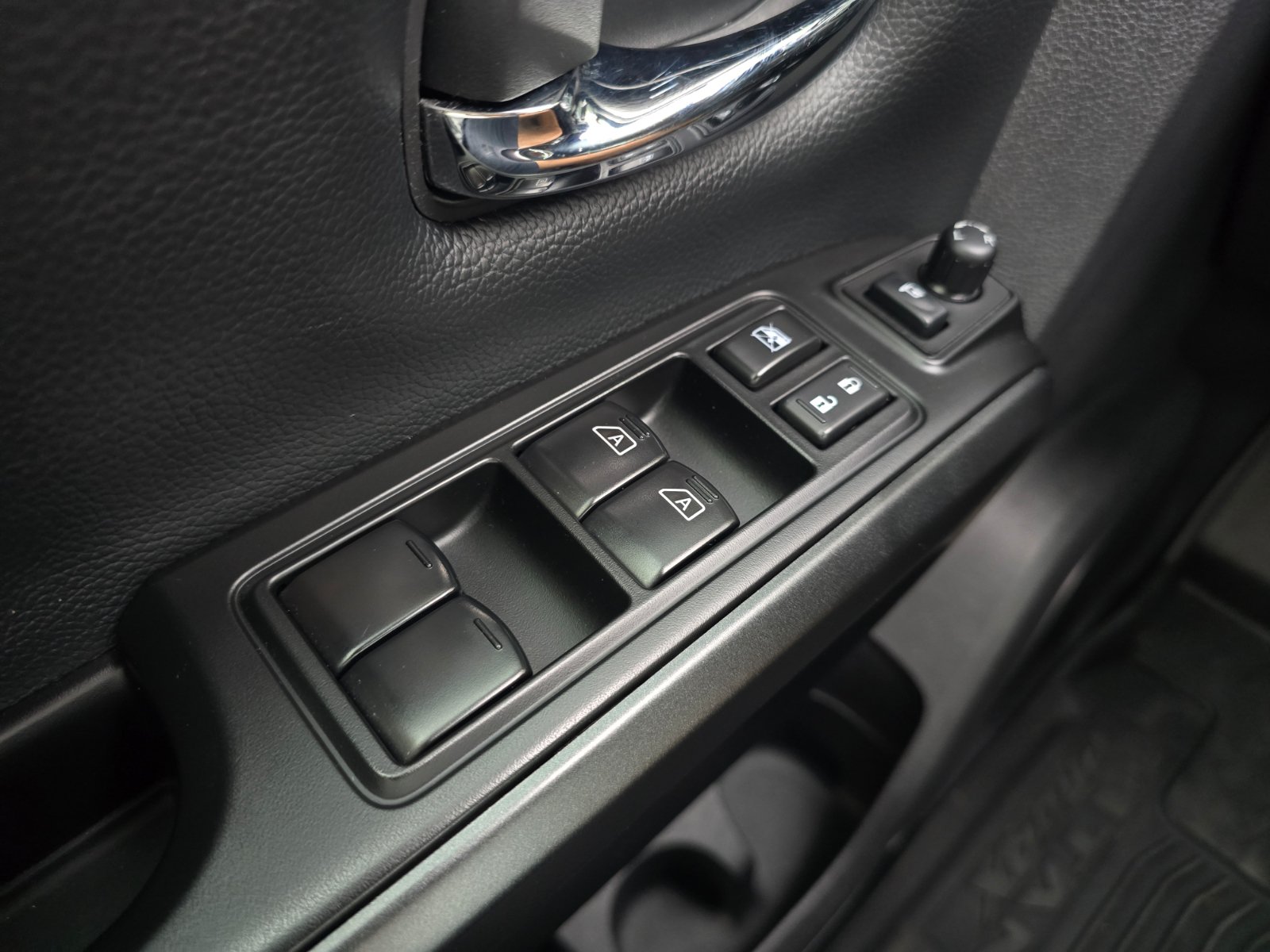 Used 2024 Nissan Titan PRO-4X w/ Pro-4x Convenience Package AWD/4WD image 24