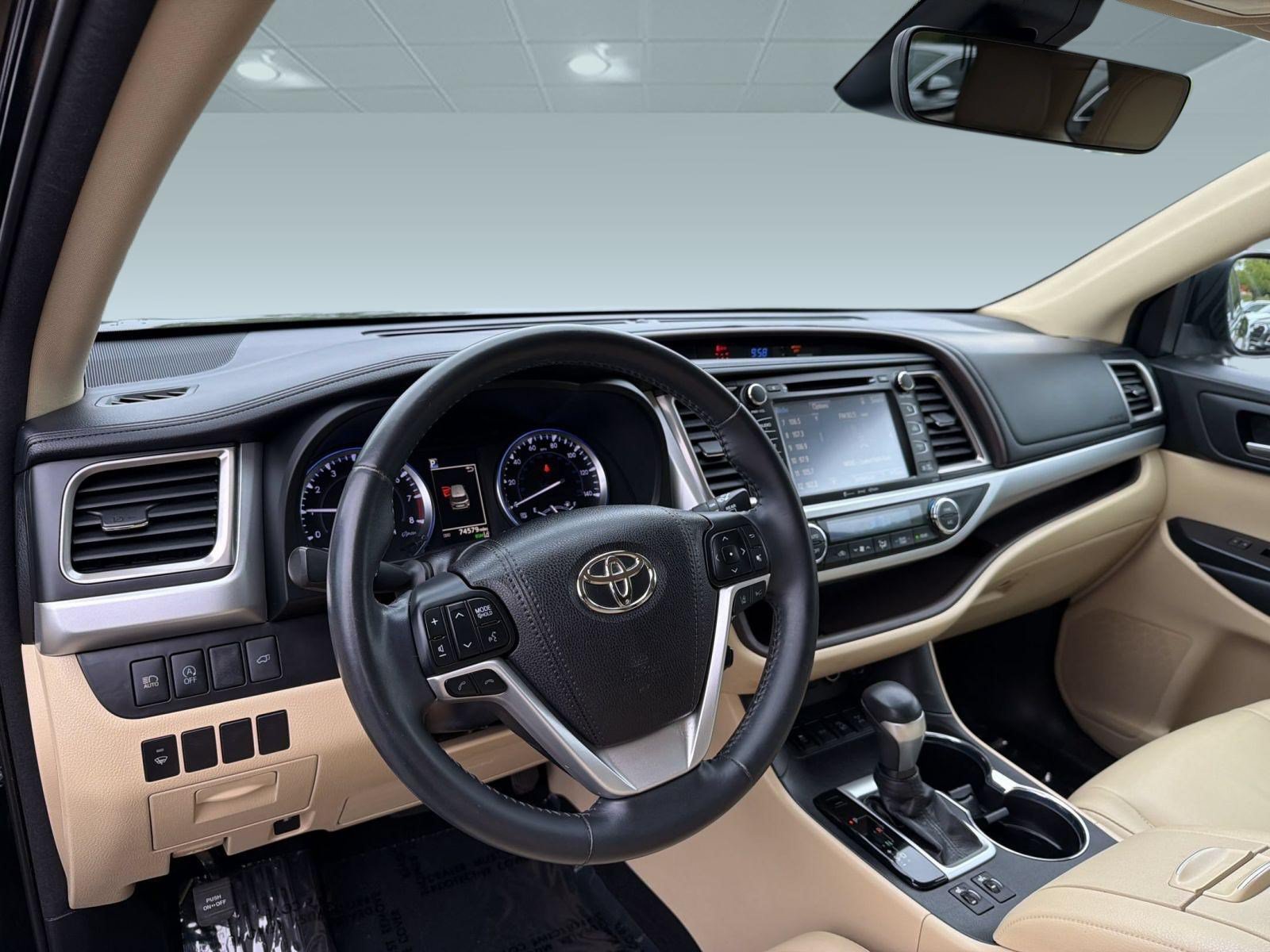 Used 2018 Toyota Highlander XLE AWD/4WD image 4