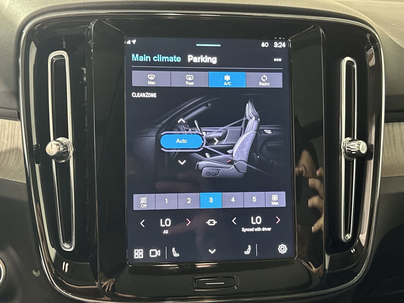 Used 2025 Volvo XC40 B5 Plus image 19