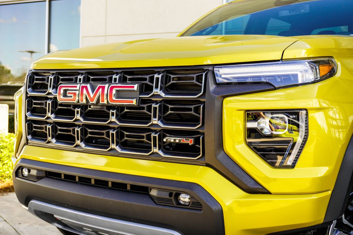 Used 2023 GMC Canyon AT4 w/ Canyon Safety Plus Package AWD/4WD image 2