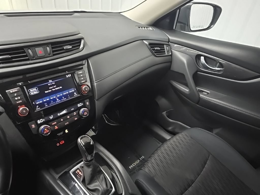 Used 2018 Nissan Rogue SV AWD/4WD image 26