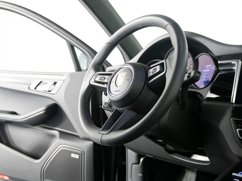 Certified 2025 Porsche Macan image 30