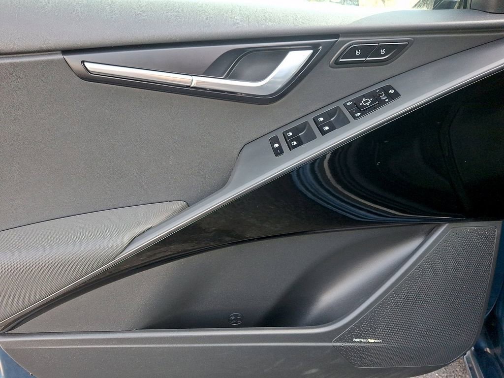 Certified 2024 Kia Niro SX Touring image 12