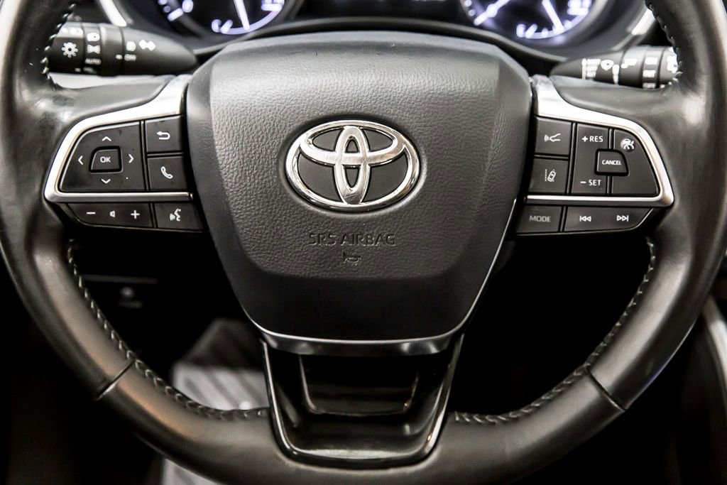 Used 2020 Toyota Highlander XLE FWD image 25