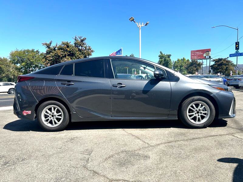 Used 2017 Toyota Prius Prime Premium image 3