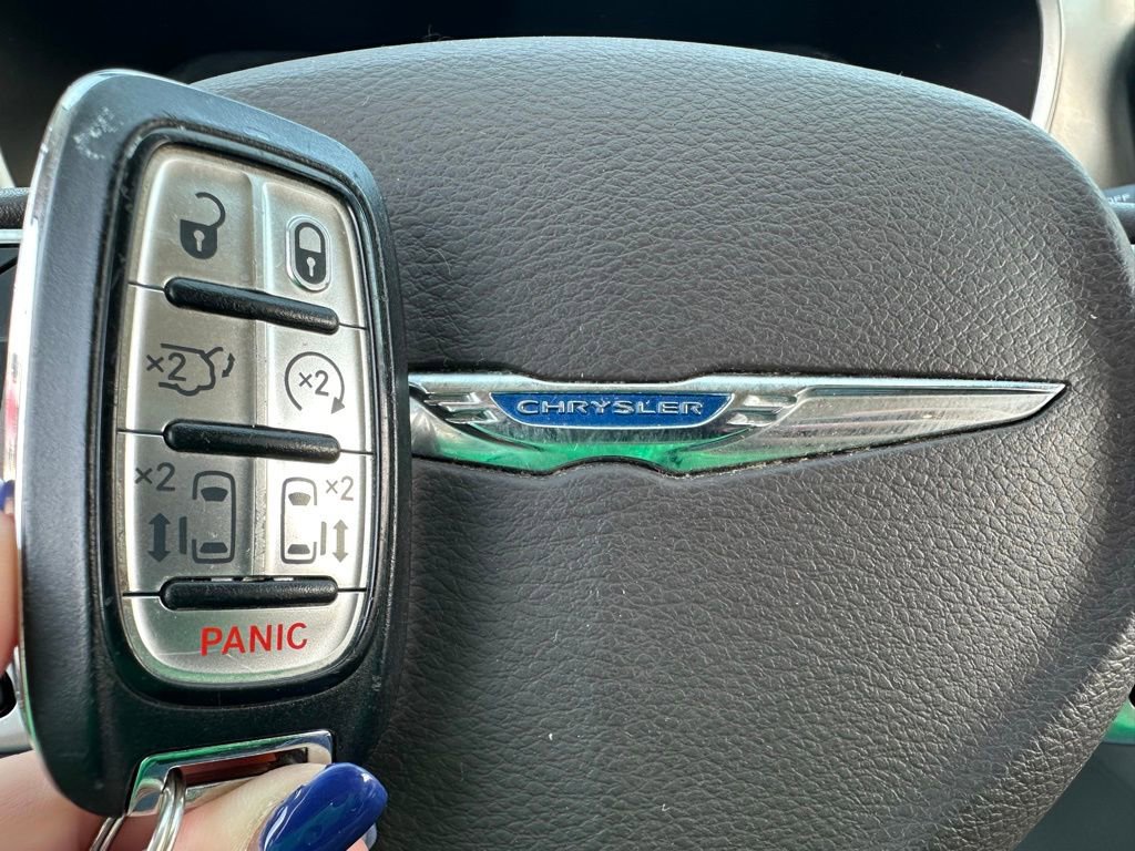 Used 2017 Chrysler Pacifica Touring-L image 39