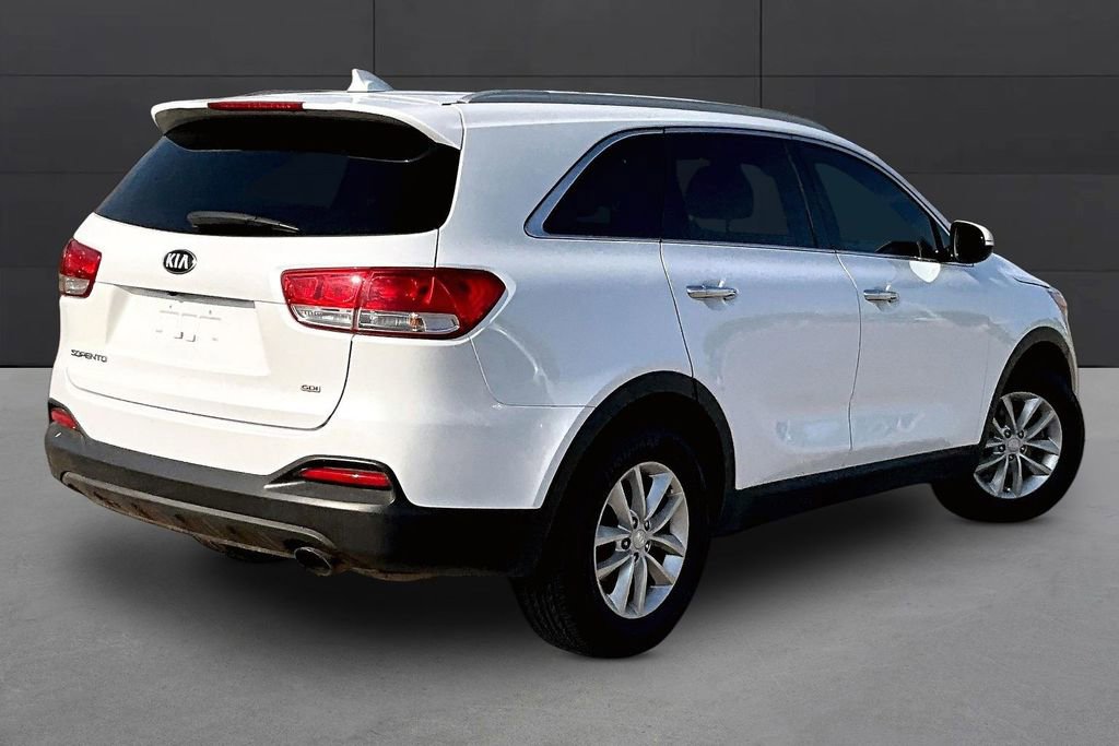 Used 2018 Kia Sorento LX image 2