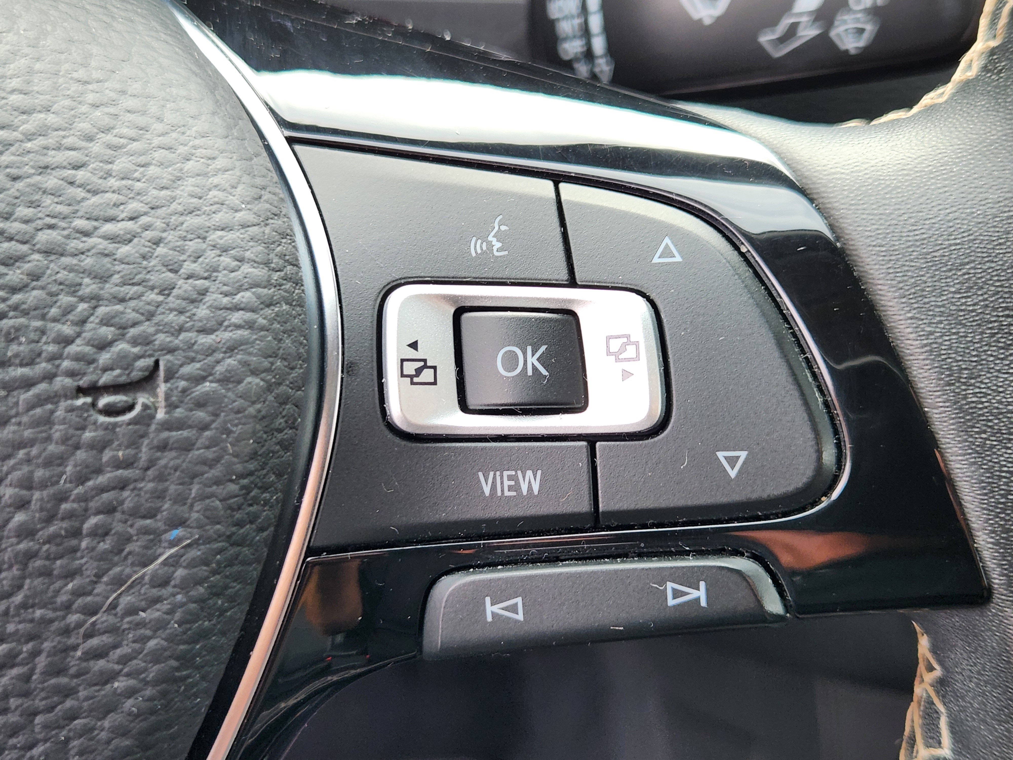 Used 2021 Volkswagen Tiguan SEL AWD/4WD image 25