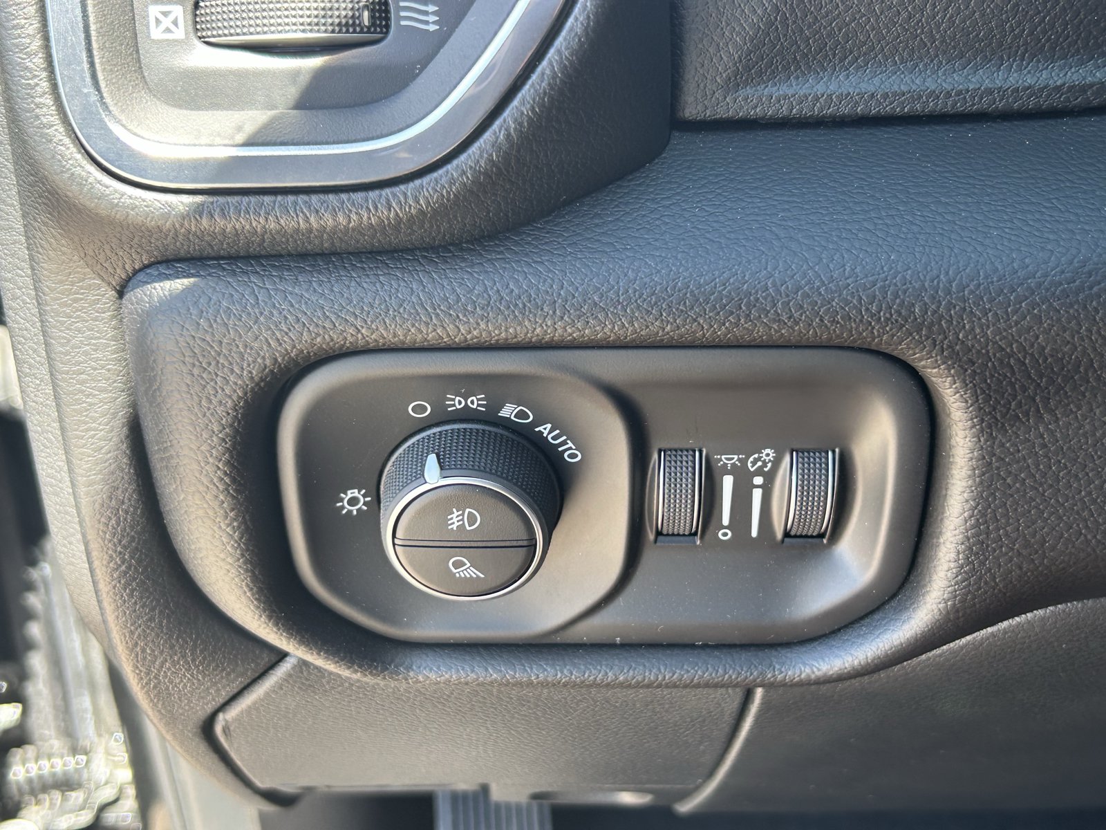 Used 2025 RAM 2500 Laramie AWD/4WD image 33
