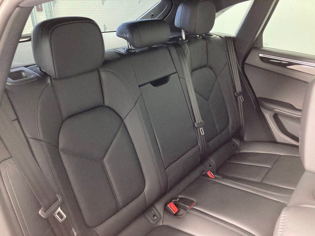 Certified 2022 Porsche Macan AWD/4WD image 18