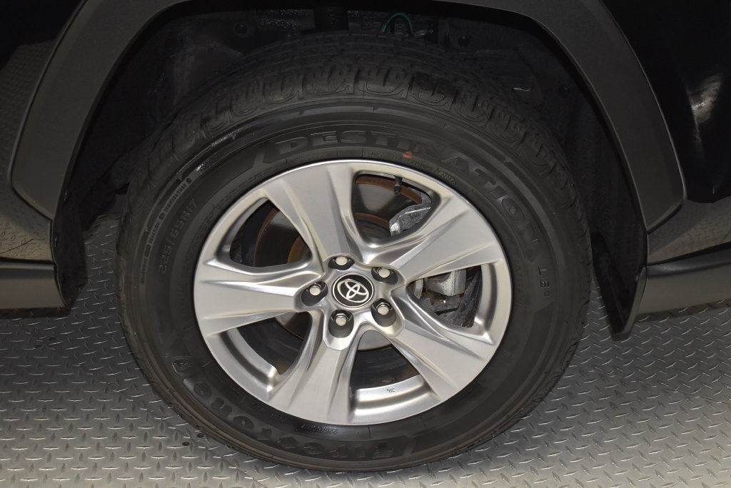 Used 2025 Toyota RAV4 XLE AWD/4WD image 35