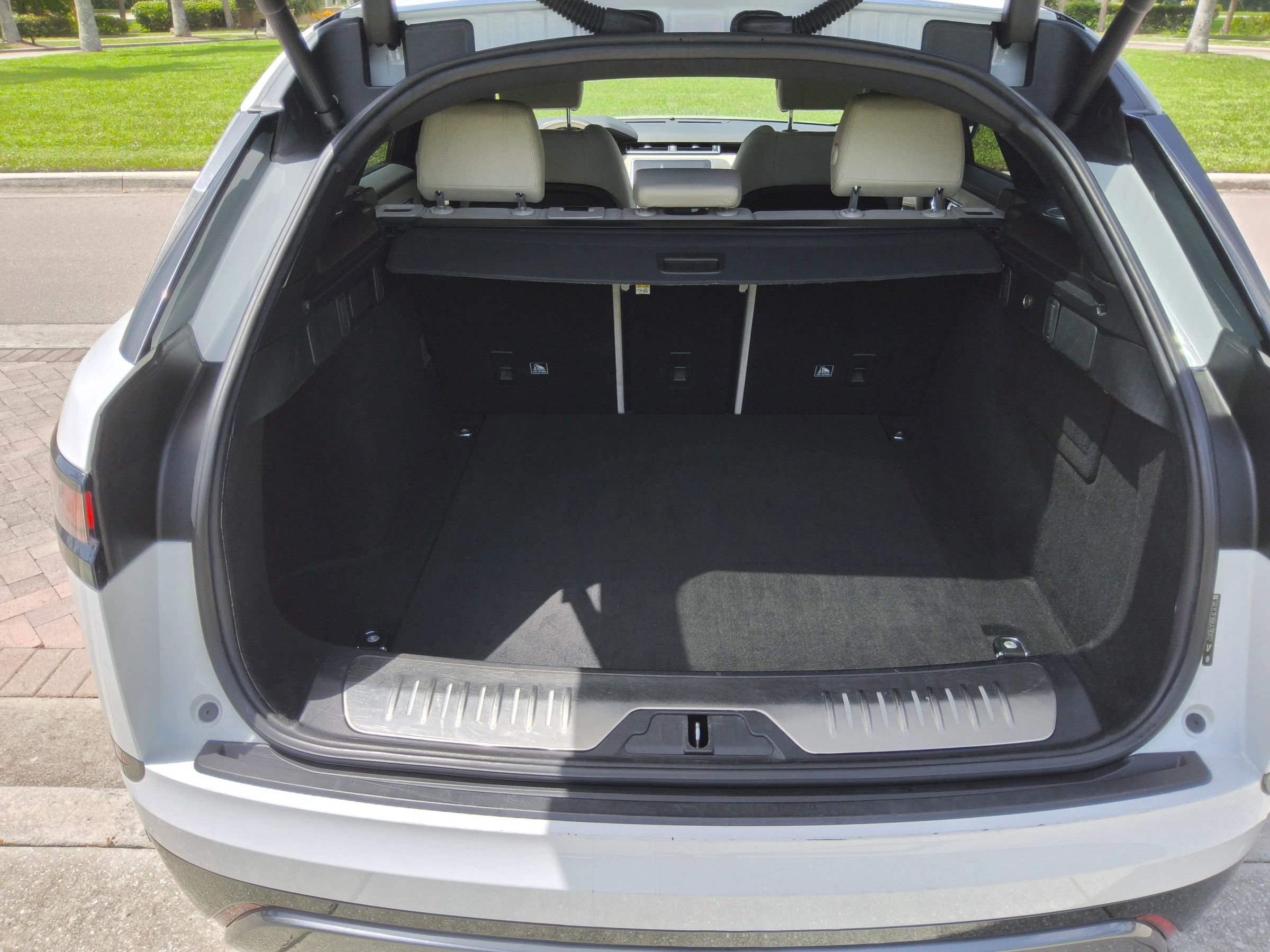 Used 2019 Land Rover Range Rover Velar R-Dynamic SE image 43