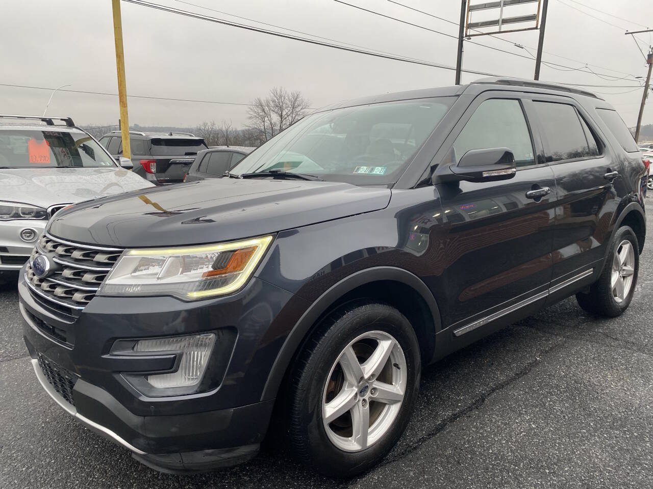 Used 2017 Ford Explorer XLT w/ Equipment Group 202A AWD/4WD image 4