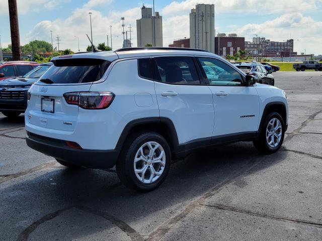 Used 2024 Jeep Compass Latitude AWD/4WD image 2