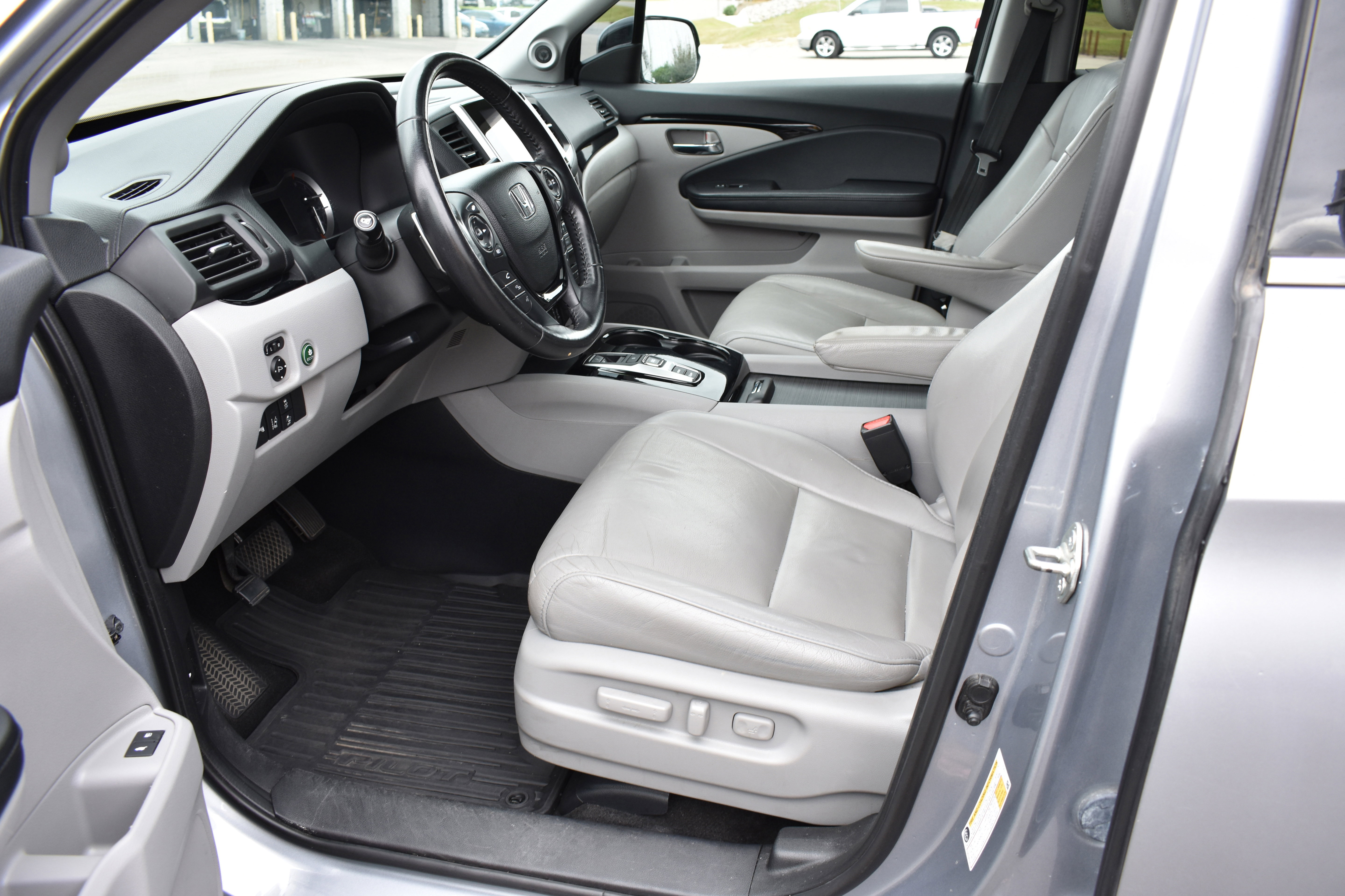 Certified 2018 Honda Pilot Touring image 12