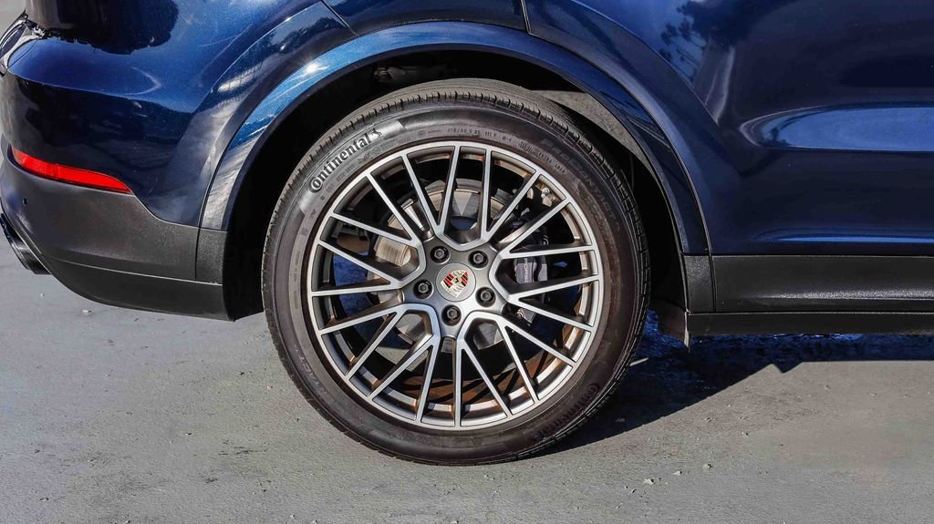 Used 2023 Porsche Cayenne Platinum Edition image 12