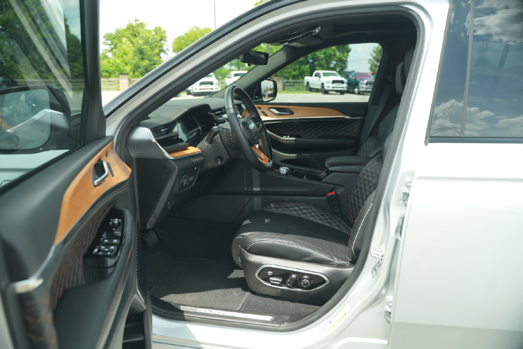 Used 2023 Jeep Grand Cherokee Summit AWD/4WD image 15