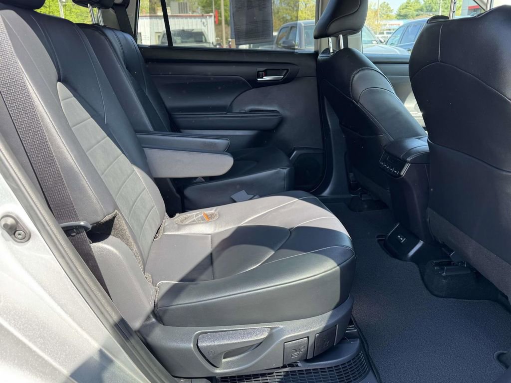 Used 2024 Toyota Highlander XLE image 15