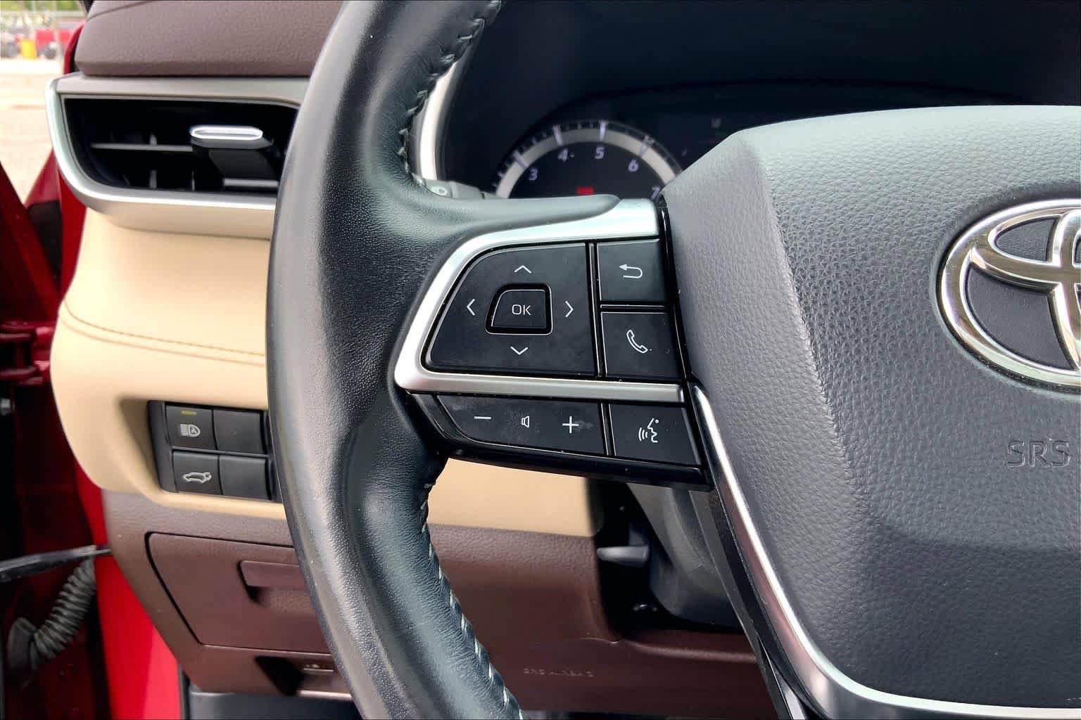 Used 2021 Toyota Highlander XLE FWD image 23