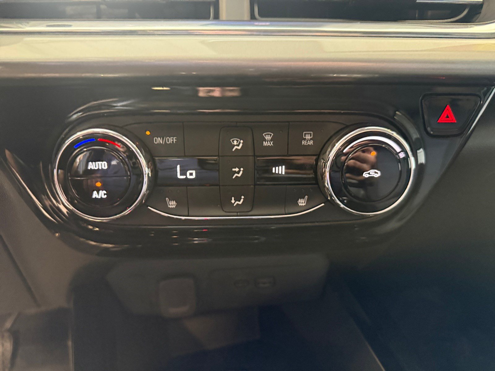 Used 2025 Chevrolet Trax LT w/ Driver Confidence Package FWD image 28