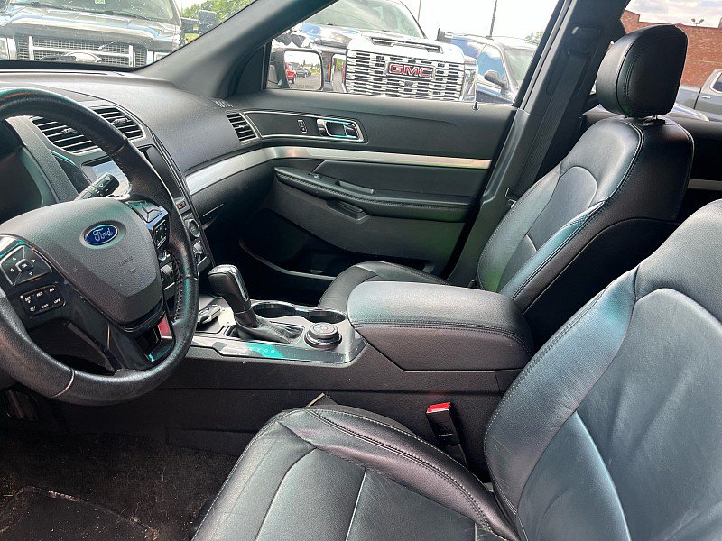 Used 2017 Ford Explorer XLT w/ Equipment Group 202A AWD/4WD image 10