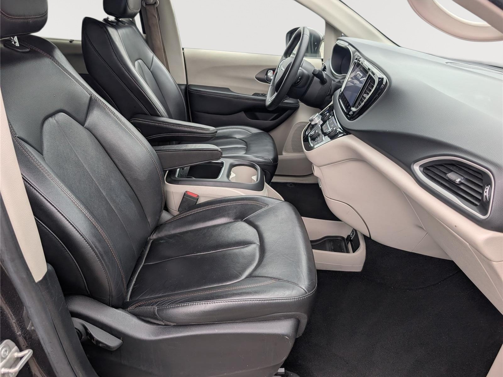 Used 2023 Chrysler Pacifica Touring-L FWD image 10