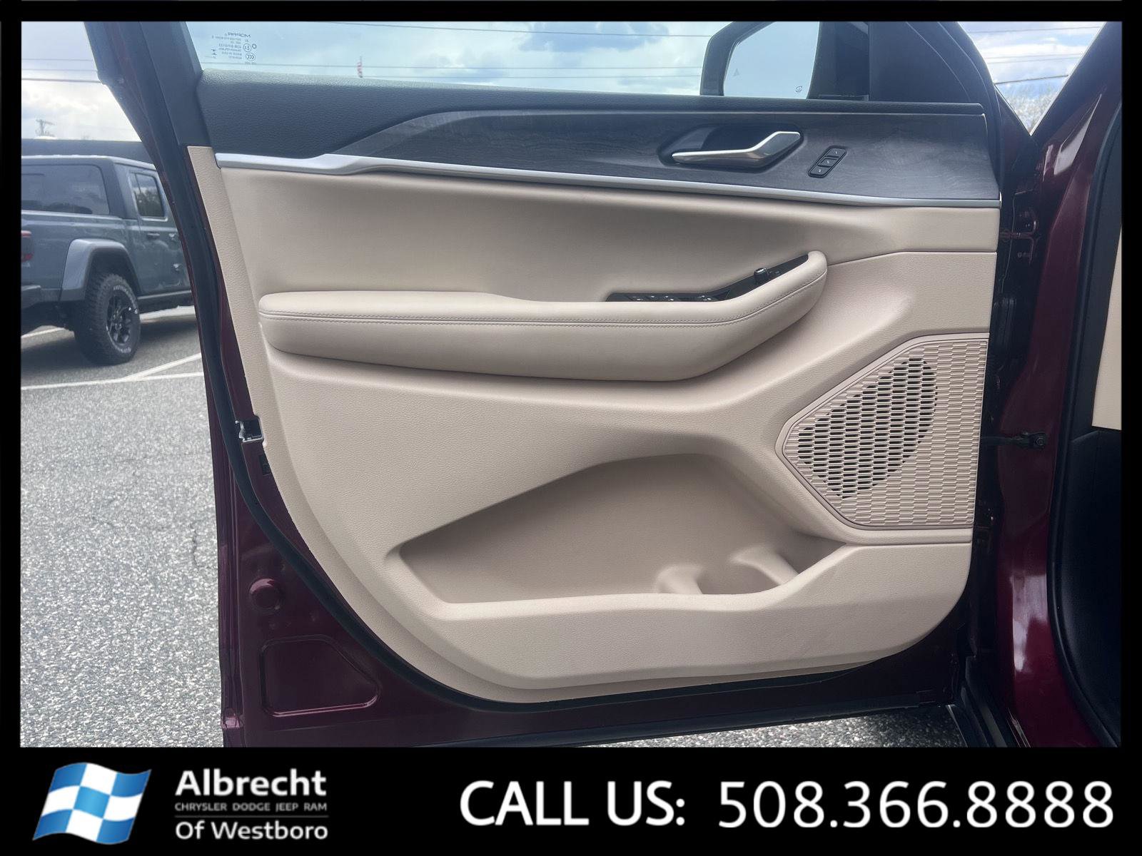 Used 2025 Jeep Grand Cherokee Limited AWD/4WD image 11