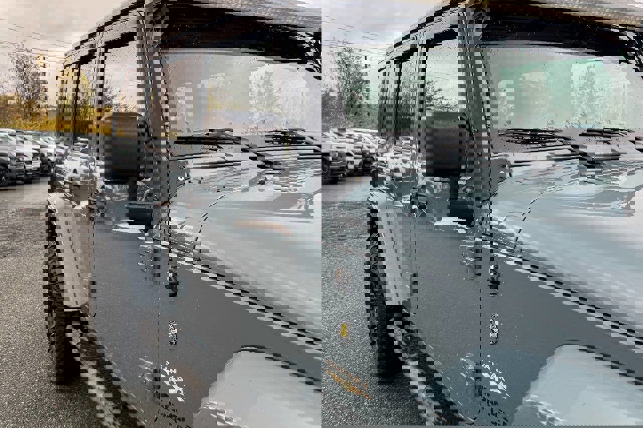 Used 2015 Jeep Wrangler Unlimited Sahara w/ Connectivity Group image 35