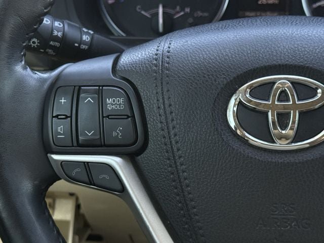 Used 2017 Toyota Highlander Limited AWD/4WD image 15