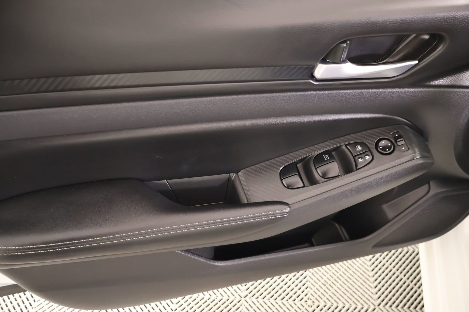 Used 2025 Nissan Altima 2.5 SV FWD image 14