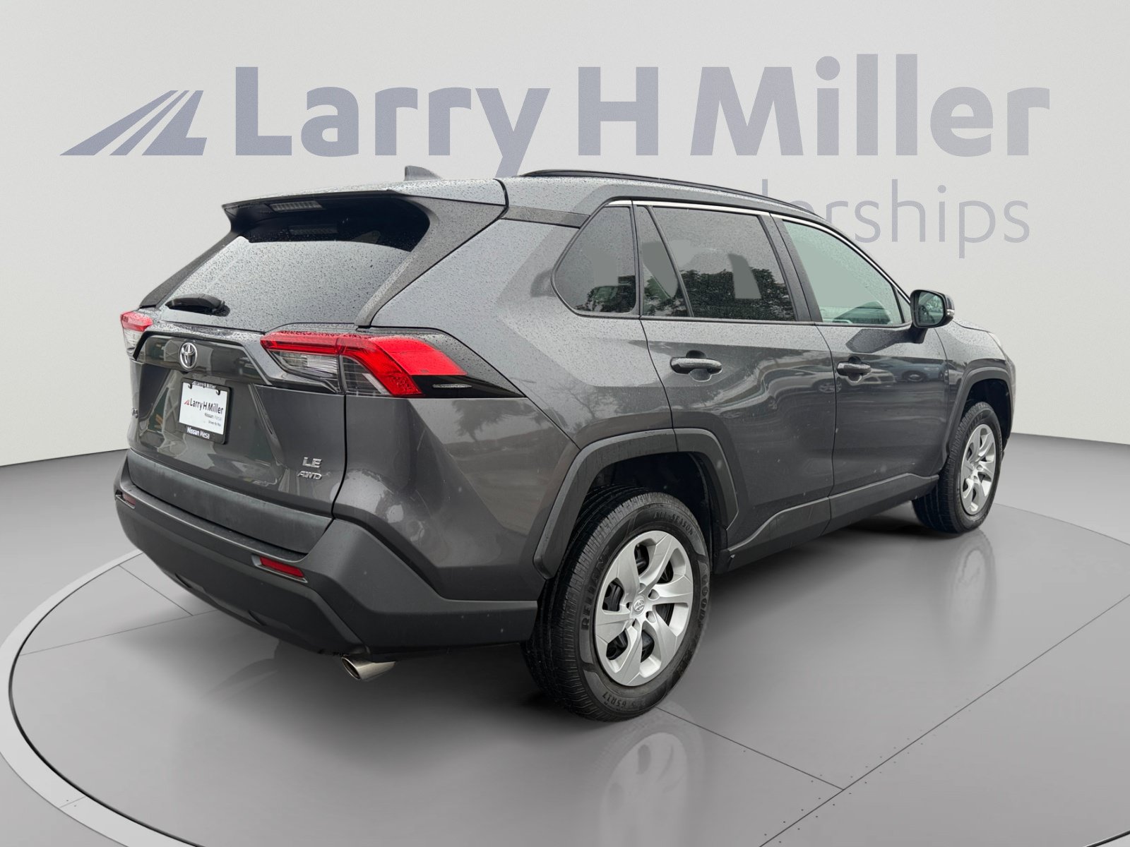 Used 2021 Toyota RAV4 LE AWD/4WD image 5