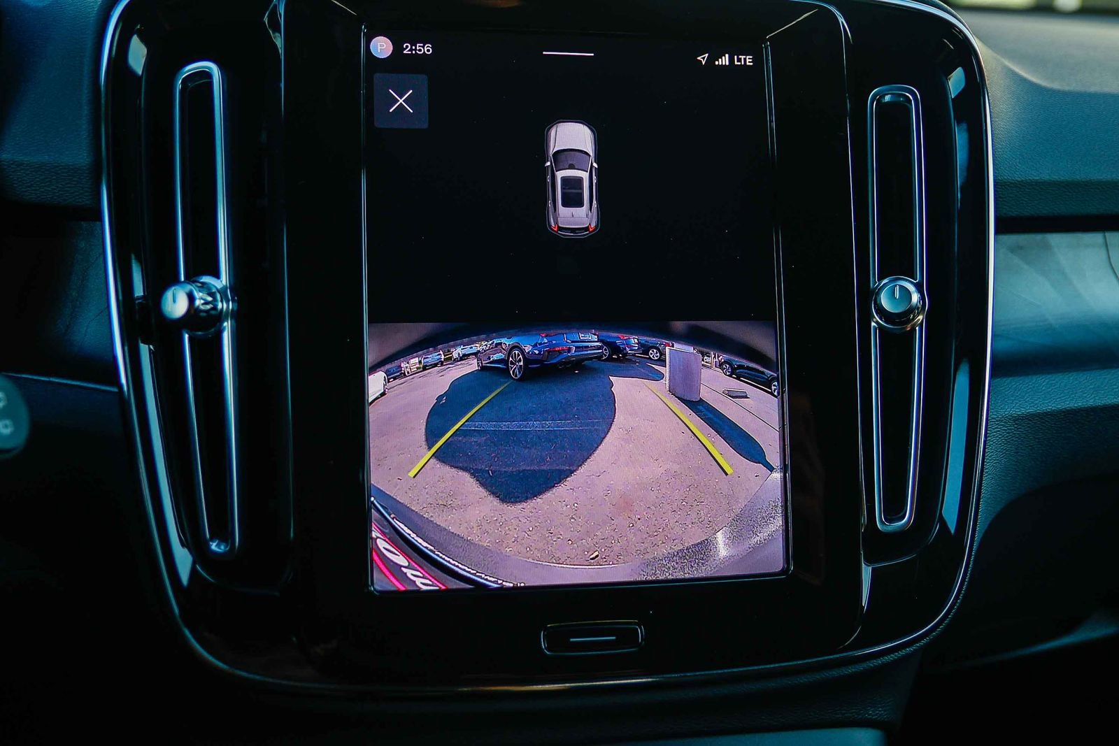 Used 2023 Volvo XC40 Recharge Core image 25