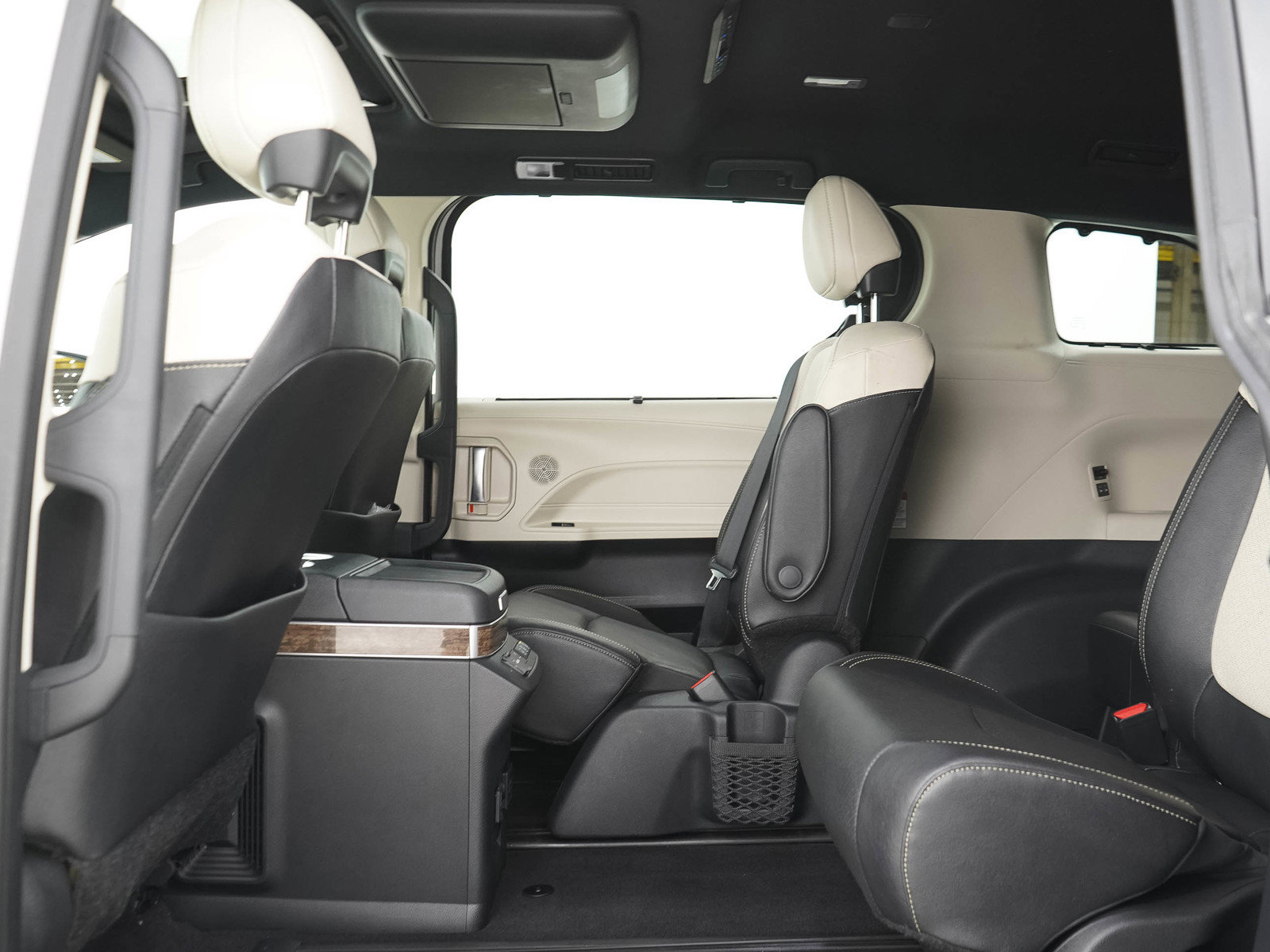 Used 2025 Toyota Sienna Platinum AWD/4WD image 16