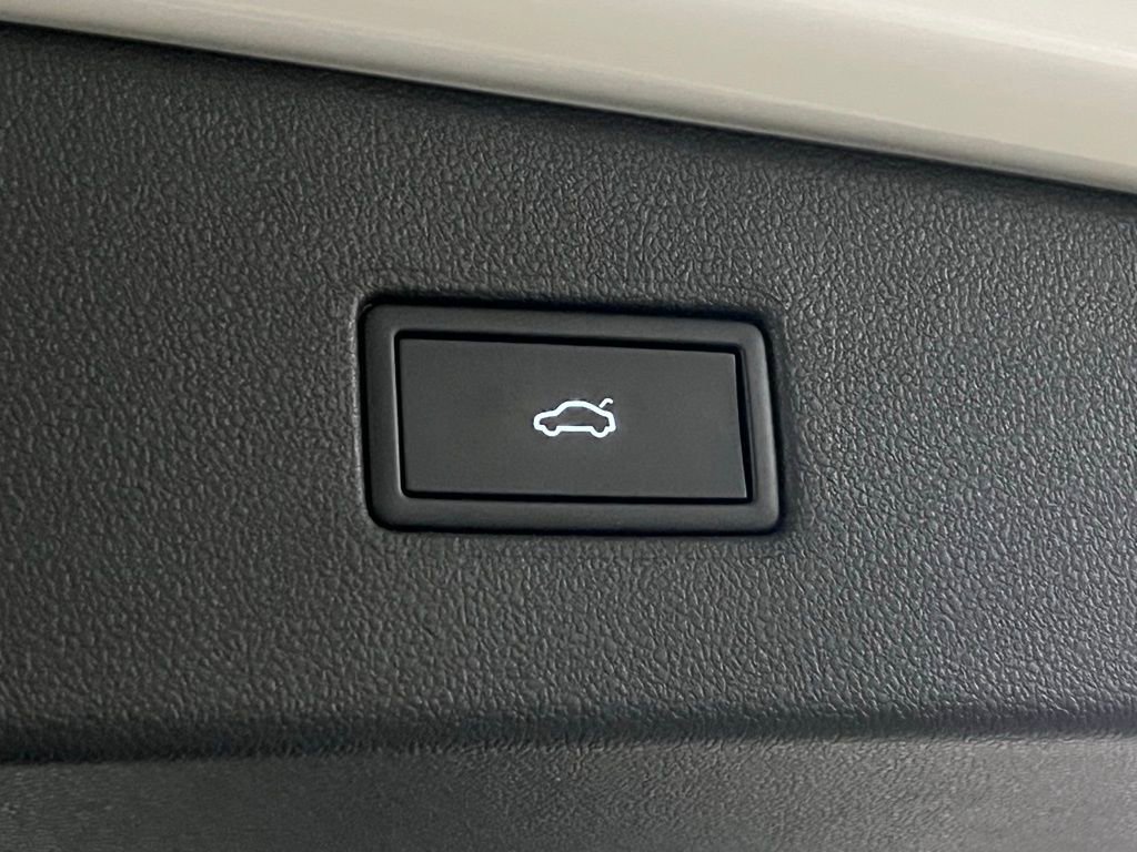 Used 2022 Volkswagen Tiguan SEL R-Line image 37