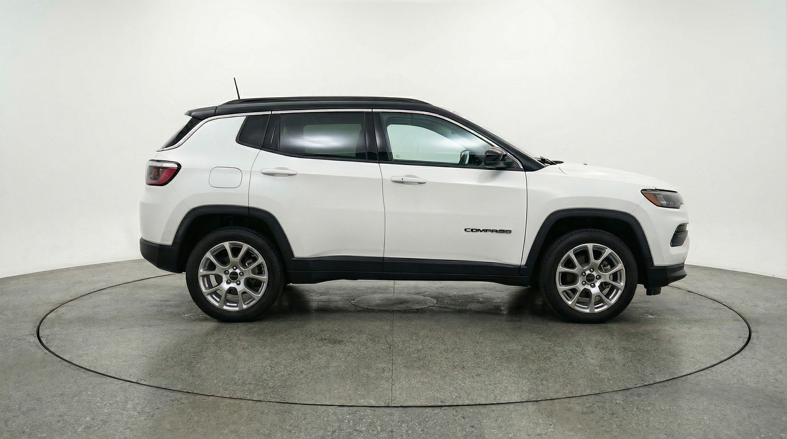 Used 2025 Jeep Compass Limited image 11