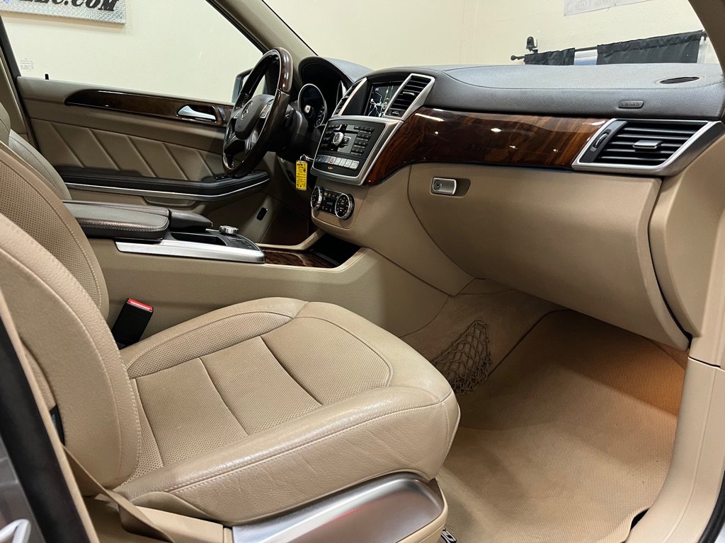 Used 2015 Mercedes-Benz GL 550 4MATIC image 40