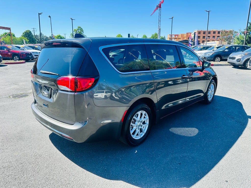 Used 2017 Chrysler Pacifica Touring Plus w/ Security Group FWD image 7