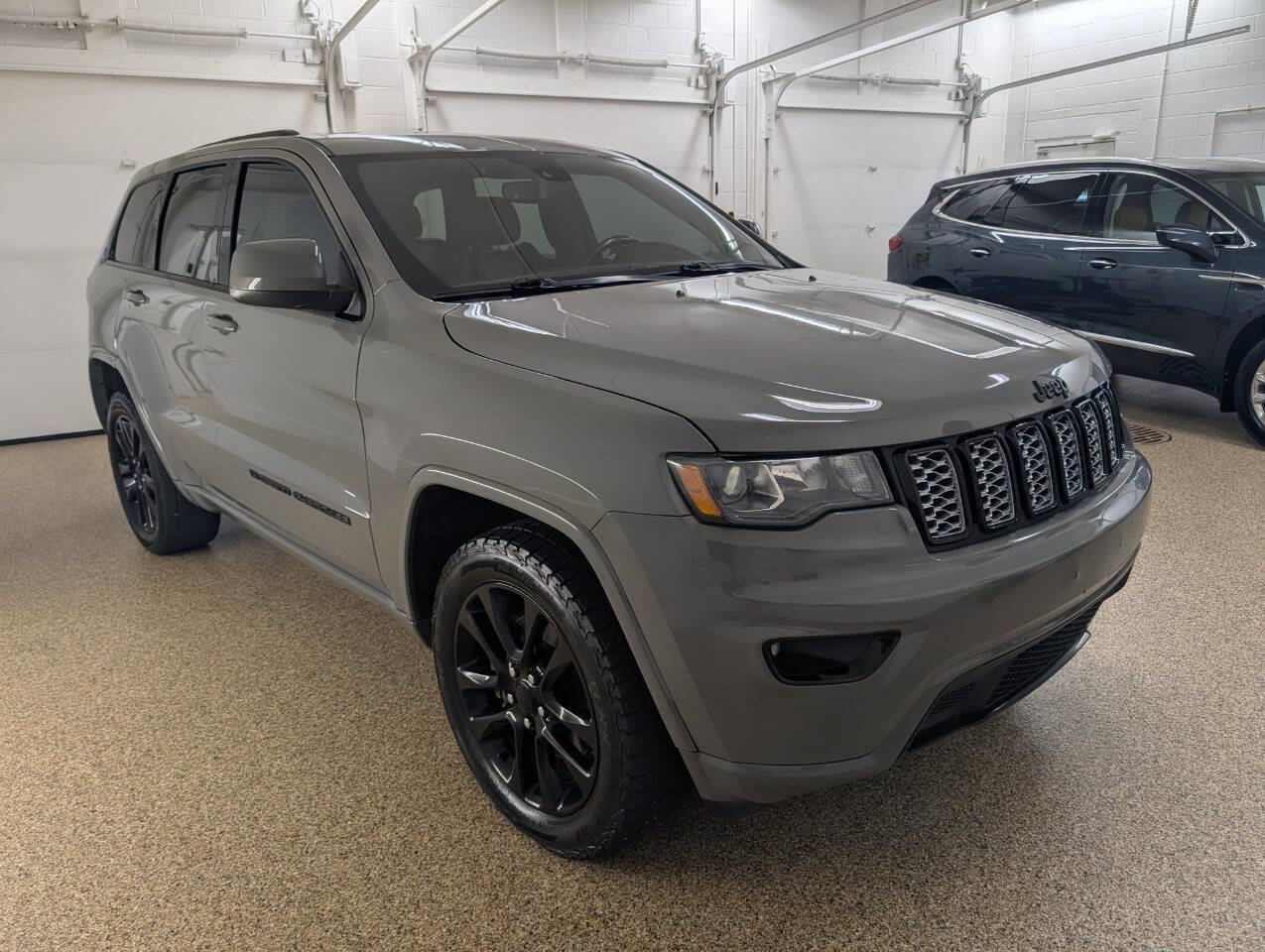 Used 2022 Jeep Grand Cherokee Altitude AWD/4WD image 10