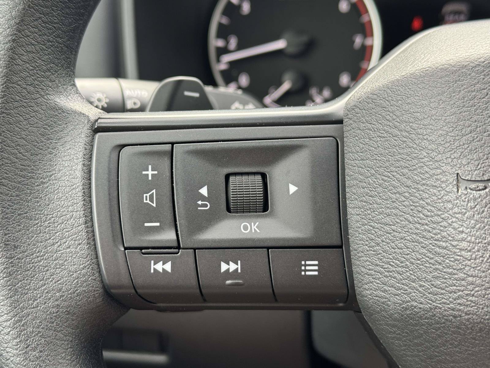 Used 2025 Nissan Rogue S AWD/4WD image 24
