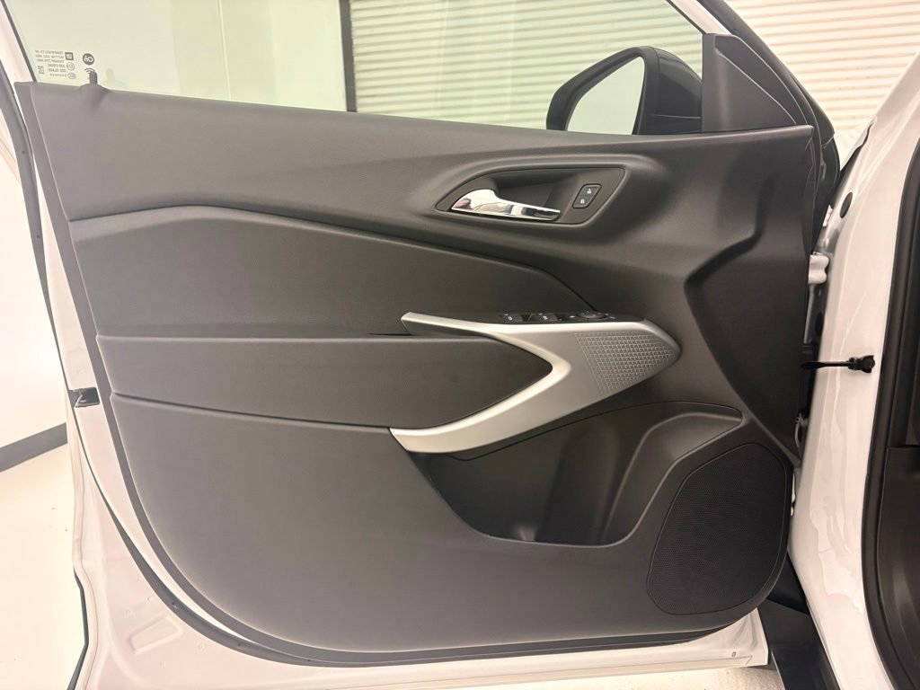 Certified 2025 Chevrolet Trax RS FWD image 23