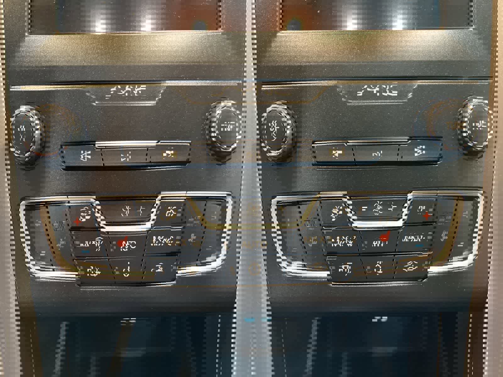 Used 2020 Ford Fusion SE AWD/4WD image 18