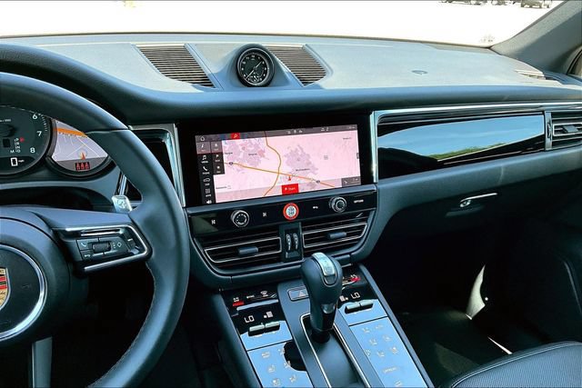 Used 2025 Porsche Macan AWD/4WD image 15