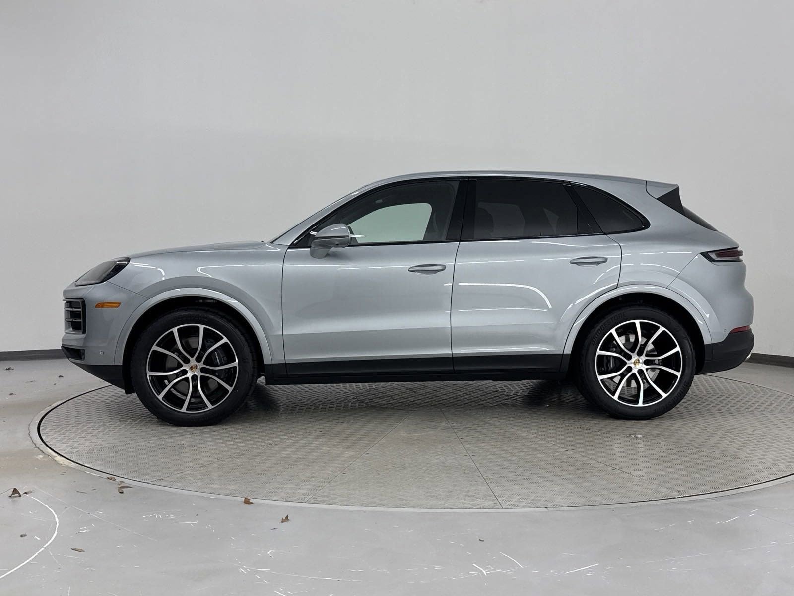 Used 2025 Porsche Cayenne image 2