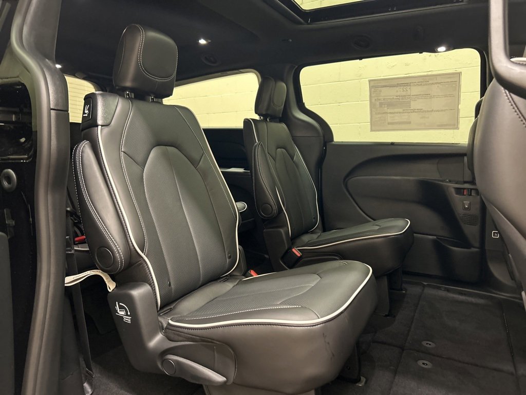 New 2026 Chrysler Pacifica Limited image 11