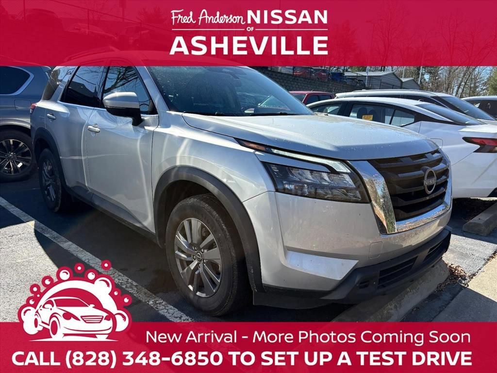 Used 2025 Nissan Pathfinder SV image 1
