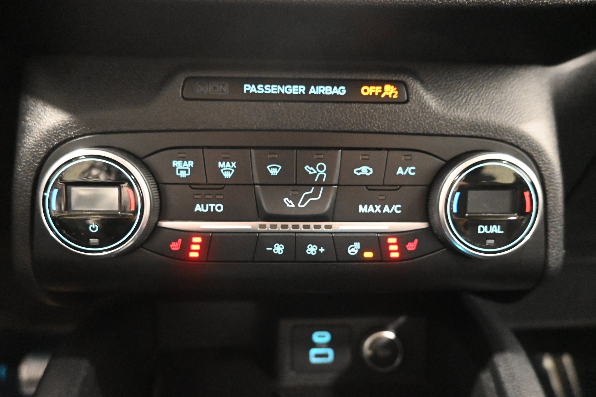 Used 2020 Ford Escape Titanium w/ Titanium Premium Package 2.0 AWD/4WD image 15