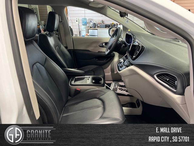Used 2024 Chrysler Pacifica Select image 34