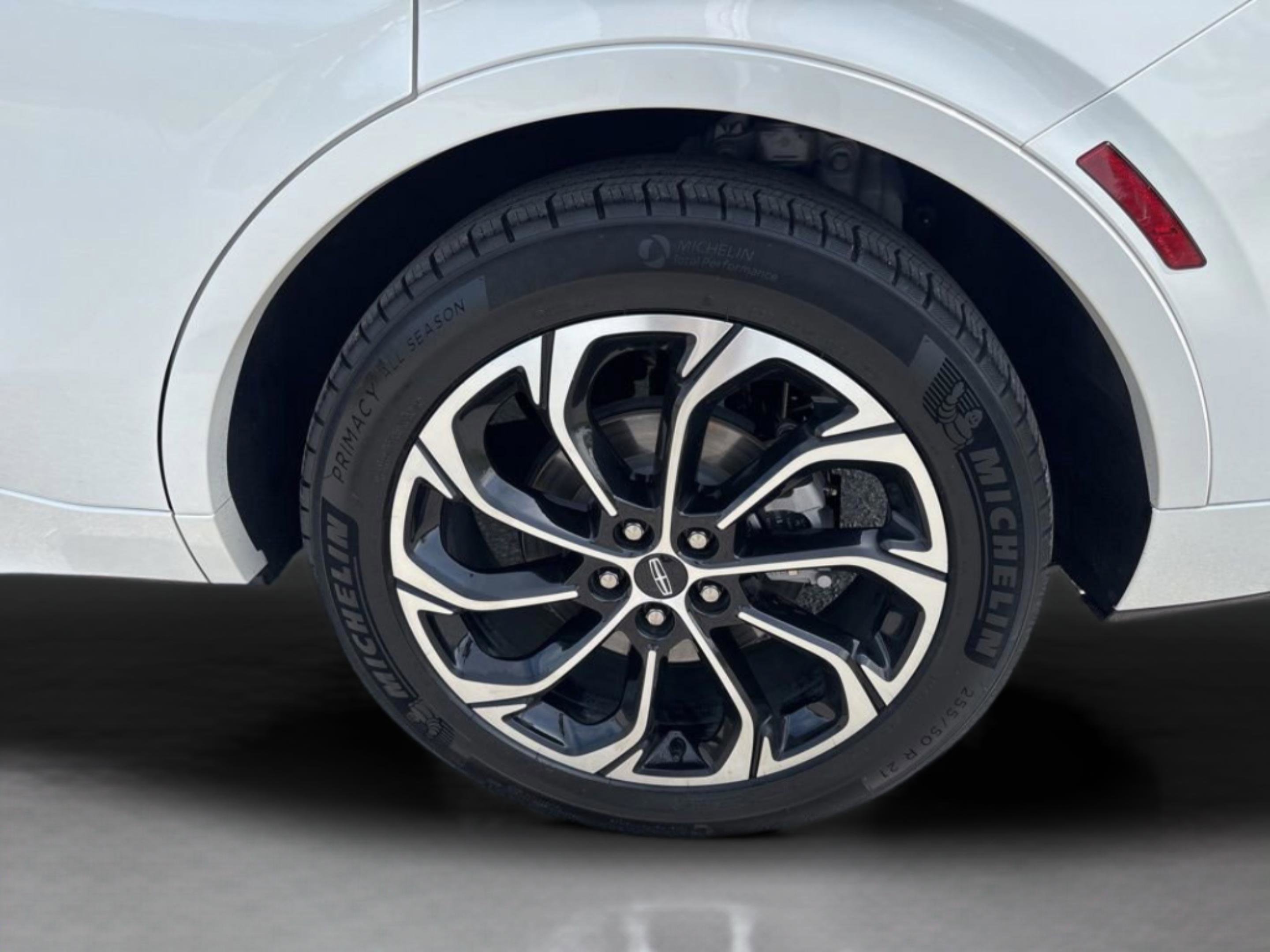 Used 2025 Lincoln Nautilus Reserve image 33
