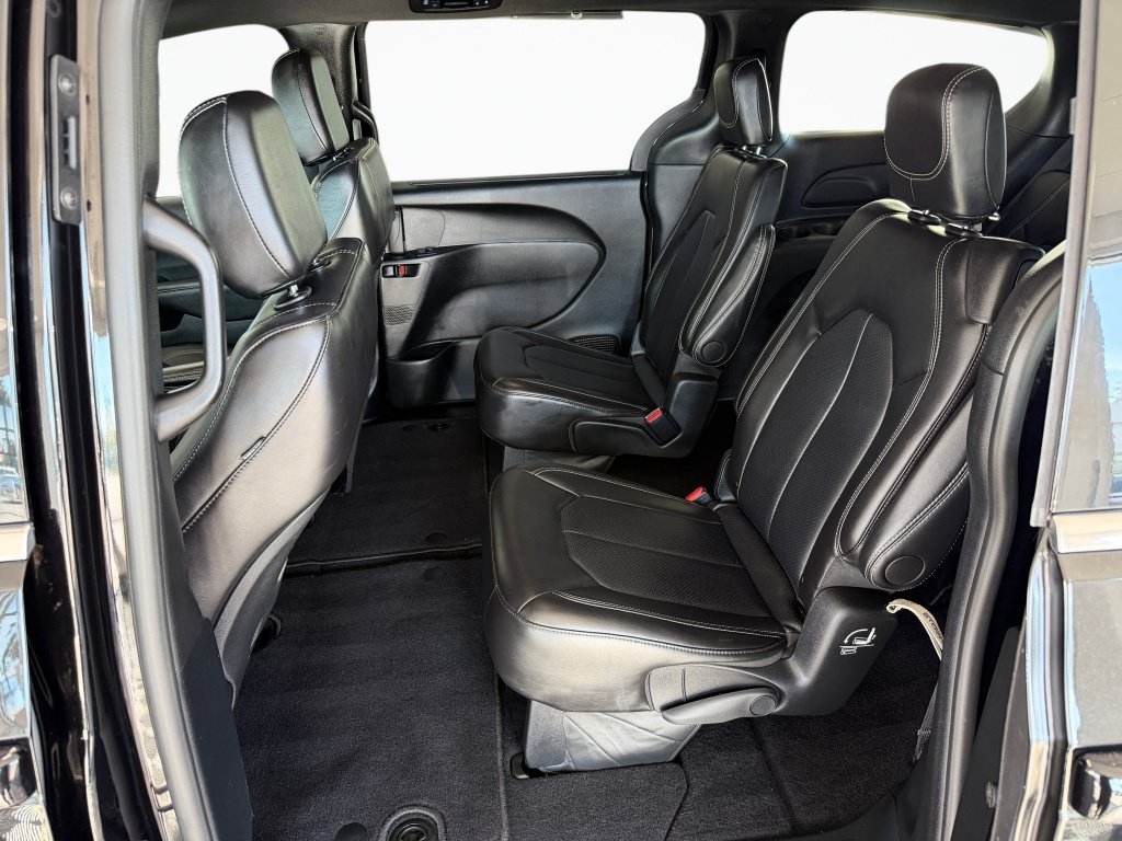 Used 2025 Chrysler Pacifica Select FWD image 32
